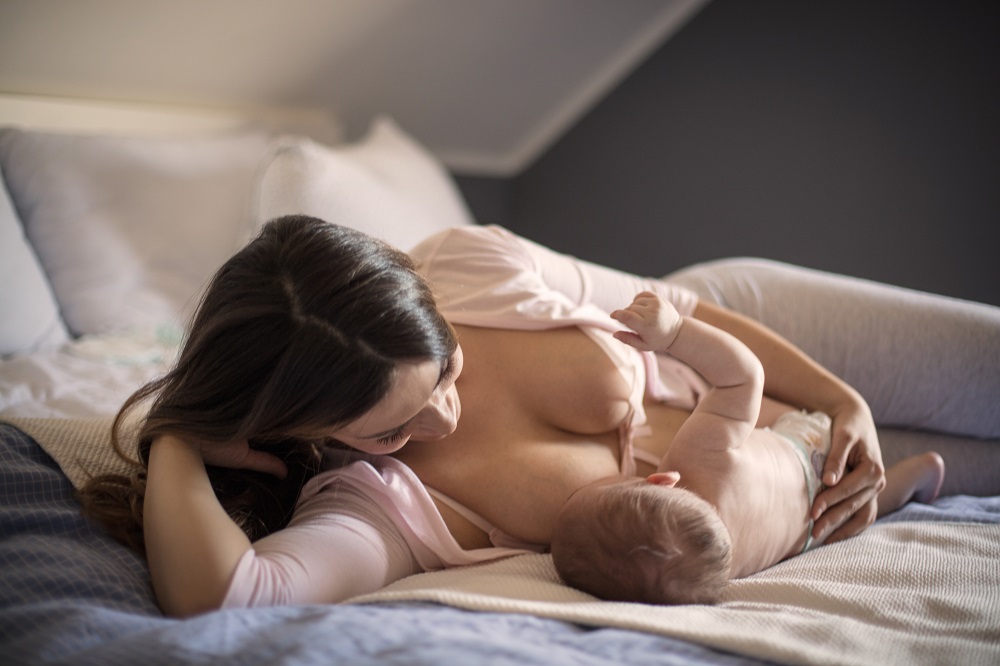 Át kéne szoktatni a kiságyba? Le kéne szoktatni a (folyton) ciciről? Elrontottuk?