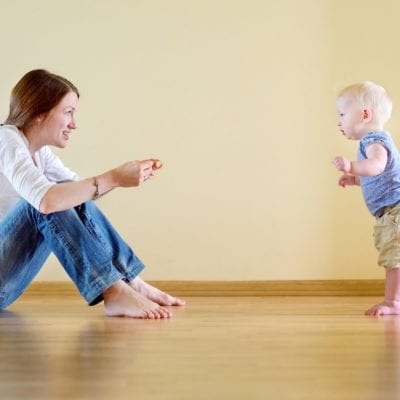 Mozgásfejlődés — mit kell tudnia a babámnak? 2. rész: A forgásoktól a stabil járásig